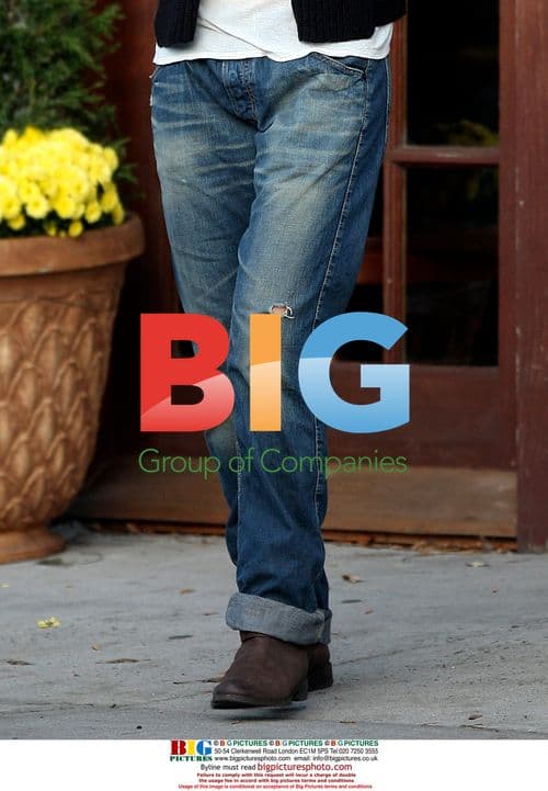 Katie Holmes Grabs Coffee in NYC