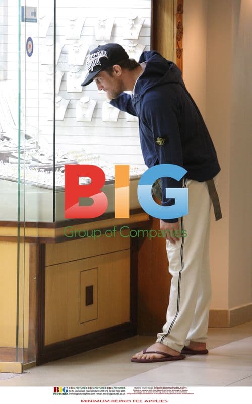 Alex Reid shops for engagement ring