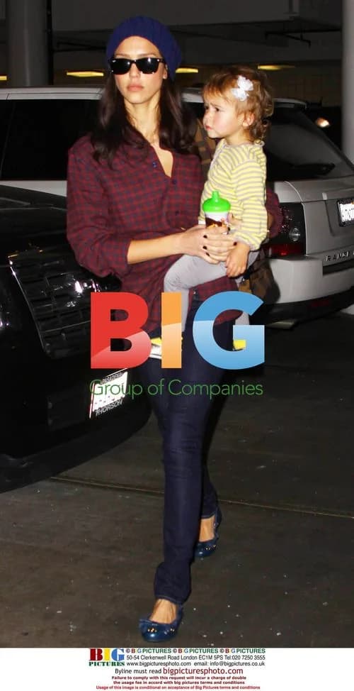 Jessica Alba and daughter shopping