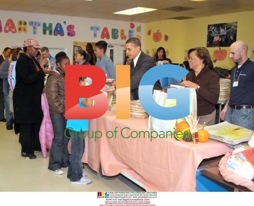 Obama Family Serves Thanksgiving Meal