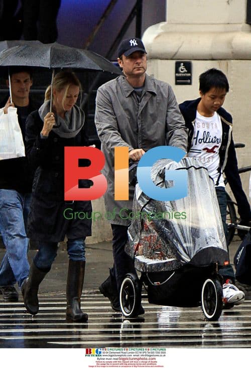 Liev Schreiber and Naomi Watts with Son