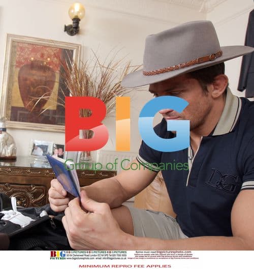 Alex Reid Packing for Australian Jungle