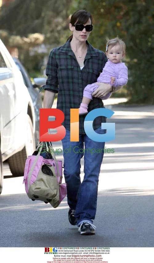 Jennifer Garner and daughter arrive at house party
