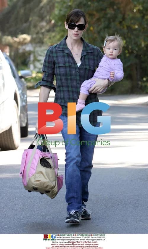 Jennifer Garner and daughter arrive at house party