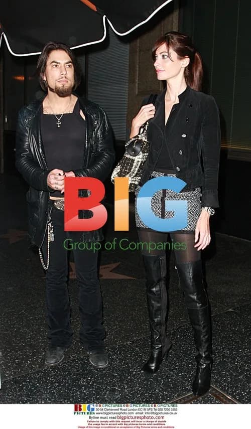 Dave Navarro dines with date