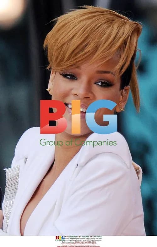 Rihanna Performs on 'Good Morning America'