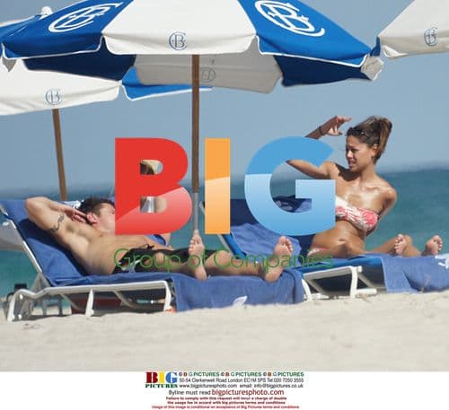 Nick Lachey and Vanessa Minillo at Miami Beach