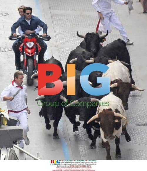 Tom Cruise and Cameron Diaz on 'Knight and Day' set