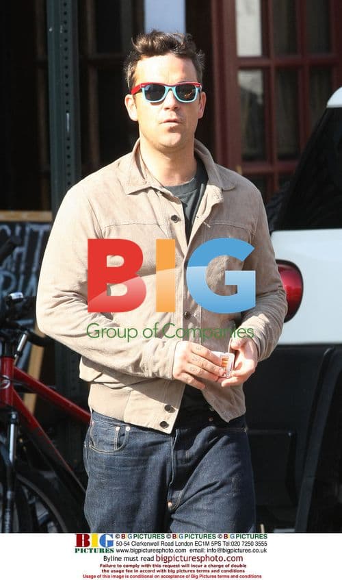 Robbie Williams Takes Pics with Fans