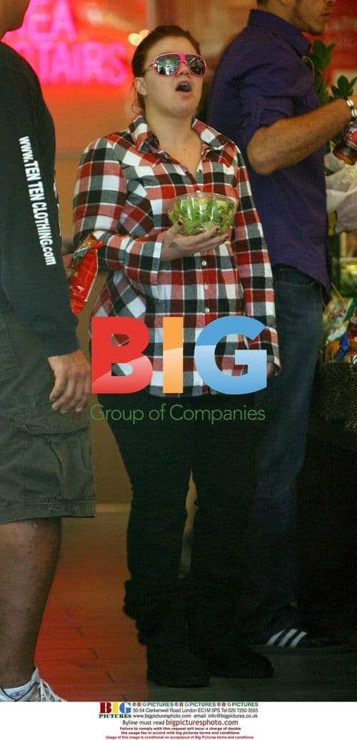 Kelly Clarkson Gets Salad in NYC