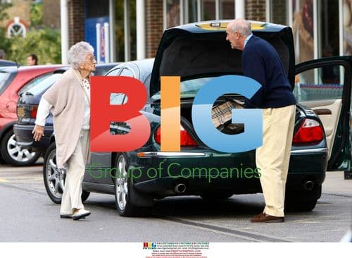 Len Goodman helps elderly lady shop