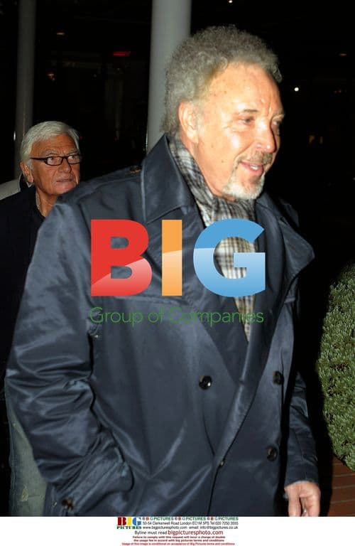 Tom Jones Stops to Sign Autographs