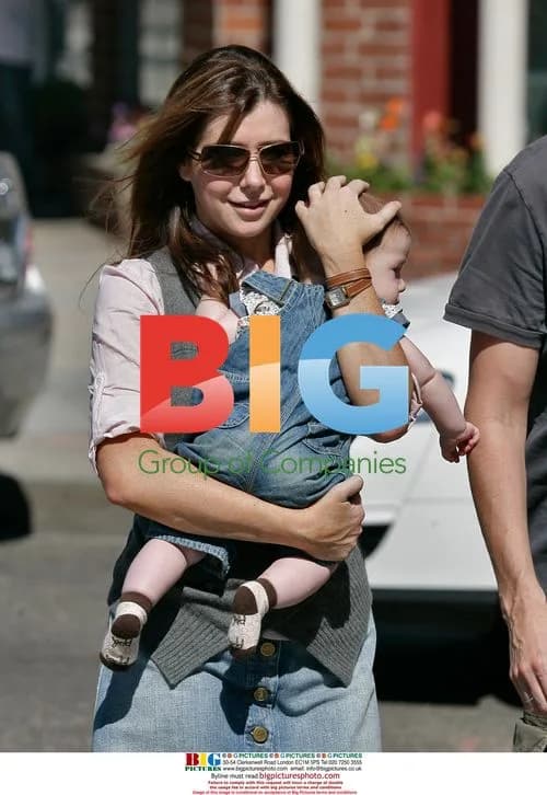 Alyson Hannigan and Alexis Denisof with daughter