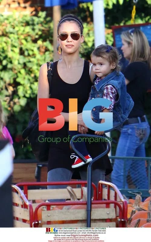 Jessica Alba with daughter picking pumpkins