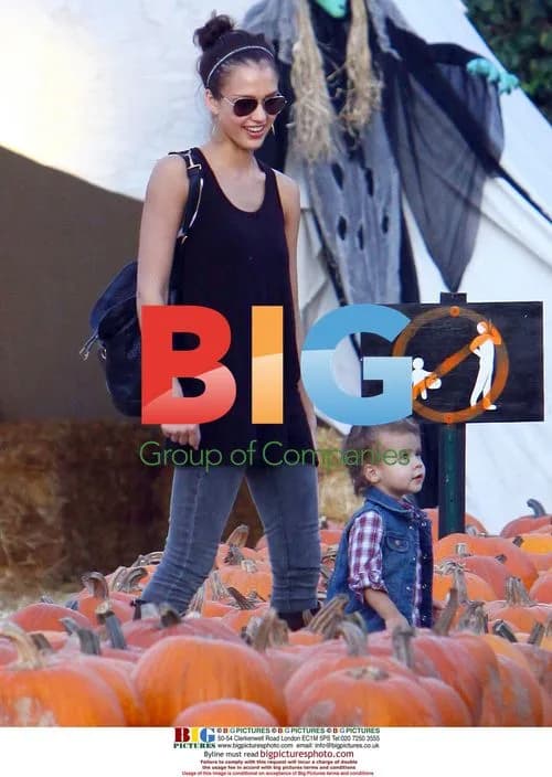 Jessica Alba and daughter pick pumpkins