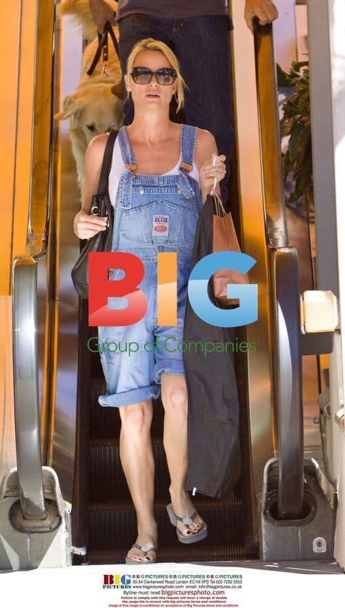 Nicollette Sheridan and boyfriend shop and grab bagels