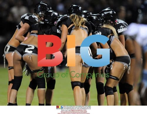 LA Temptation Players Huddle