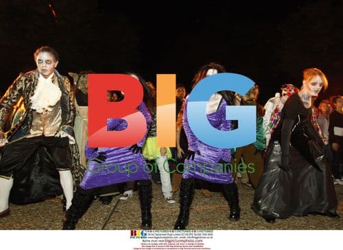 Twin Sisters Dance to Thriller