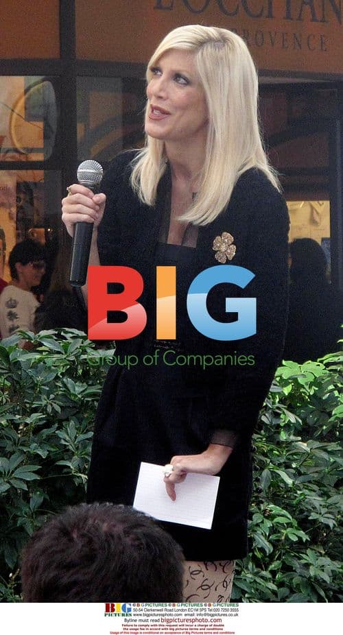 Tori Spelling at Westfield Mall
