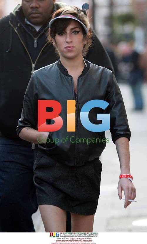 Amy Winehouse walks to London Clinic