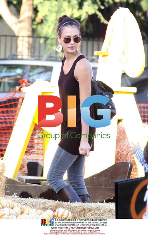 Jessica Alba and daughter Honor pumpkin picking