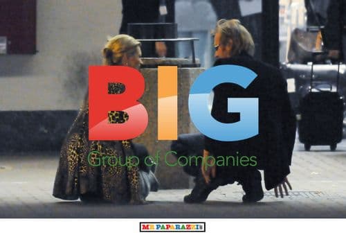 Kate Moss Arrives on Holiday with Jamie Hince and Rhys Ifans