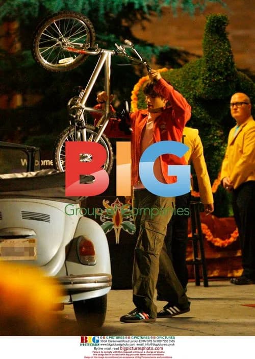 Ashton Kutcher and Emma Roberts on "Valentines Day" set