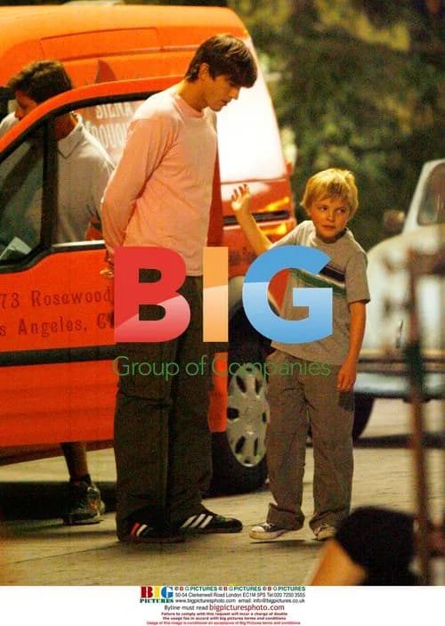Ashton Kutcher and Emma Roberts on "Valentines Day" set