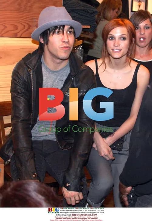 Pete Wentz plays "Guess Who" with fans