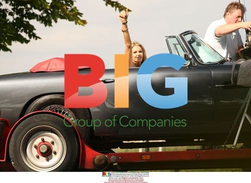 Elle Macpherson on "The Beautiful Life: TBL" set