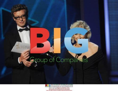 Glenn Close accepts Emmy award