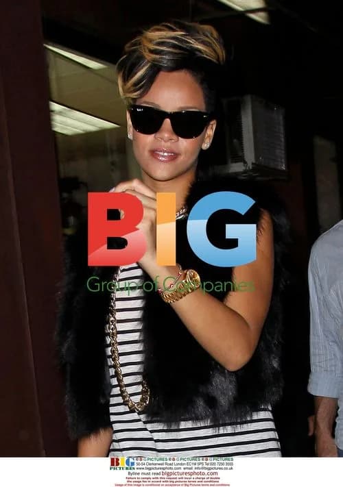 Rihanna strolls in NYC