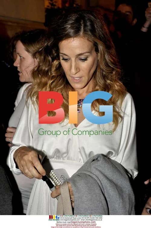 Sarah Jessica Parker signs autographs in NYC