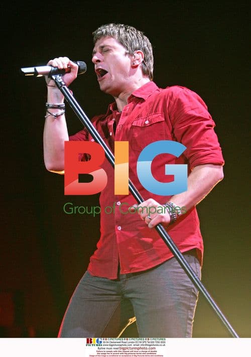 Rob Thomas Performs in Concert