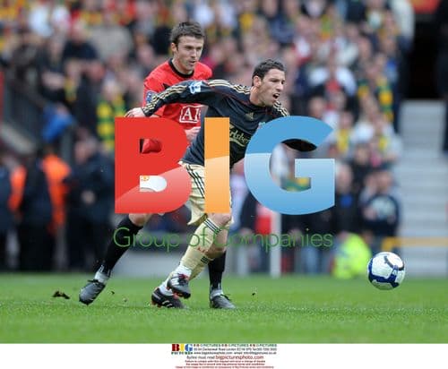 Maxi Rodriguez and Michael Carrick at Manchester United vs Liverpool