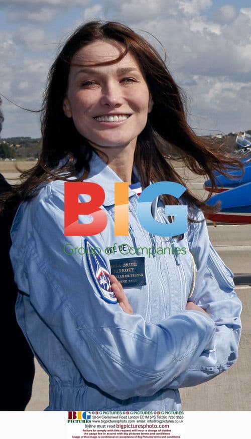 Carla Bruni visits French Air Force team