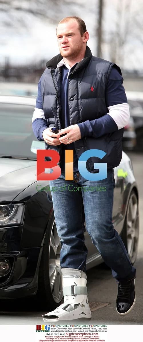 Injured Wayne Rooney Arrives at Game