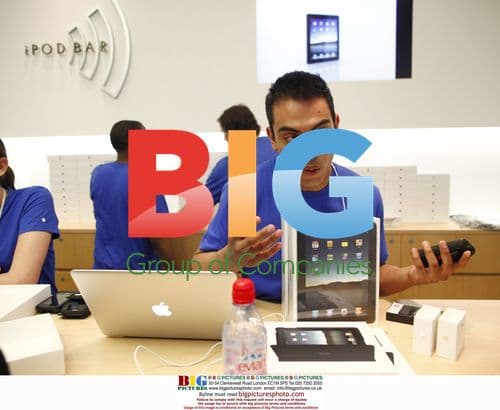 Customers Line Up for iPad Launch