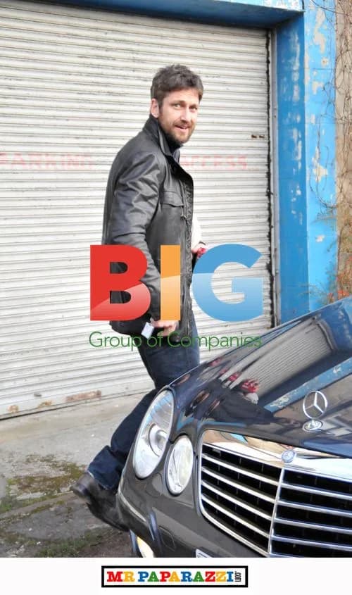 Gerard Butler Strolls in Glasgow