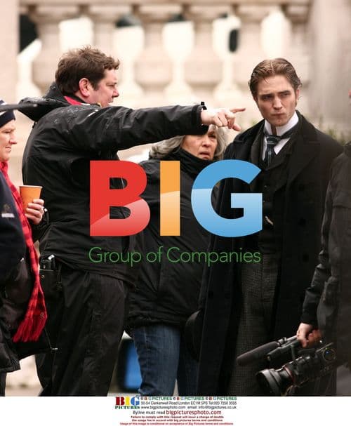 Robert Pattinson and Kristin Scott Thomas on Bel Ami set