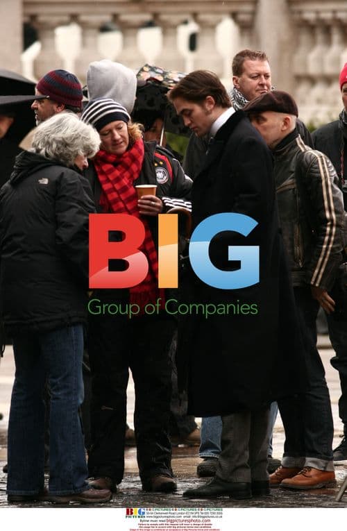 Robert Pattinson and Kristin Scott Thomas on Bel Ami set