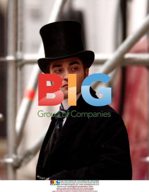 Robert Pattinson and Kristin Scott Thomas on Bel Ami set