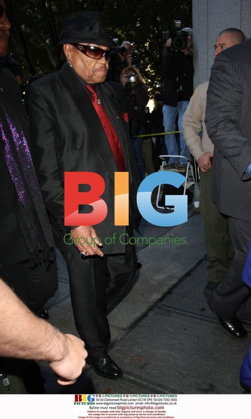 Joe and Katherine Jackson Outside Courthouse