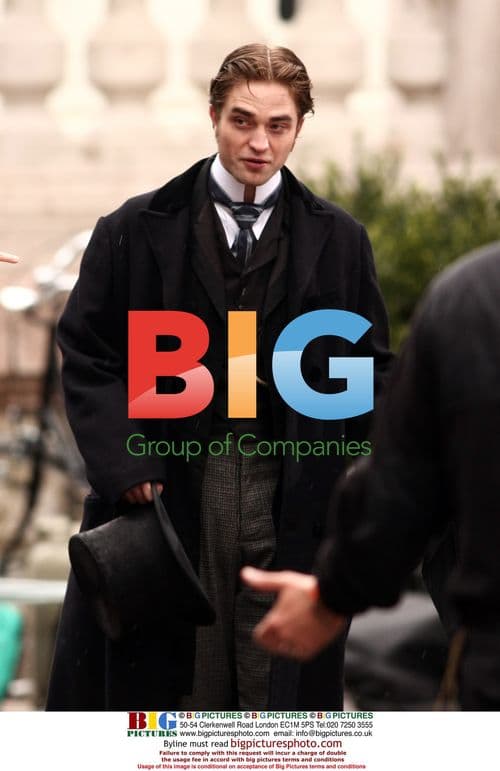 Robert Pattinson and Kristin Scott Thomas on Bel Ami set