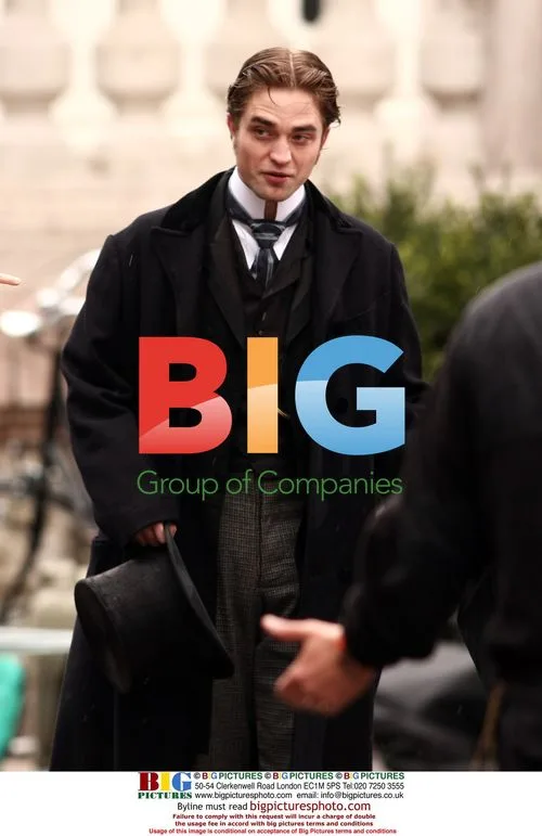 Robert Pattinson and Kristin Scott Thomas on Bel Ami set