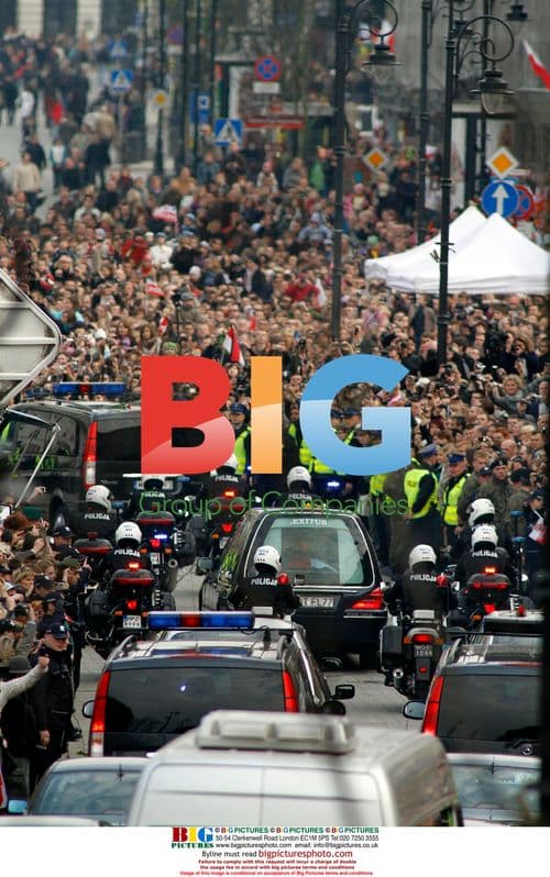 Coffin of Polish President Arrives in Warsaw