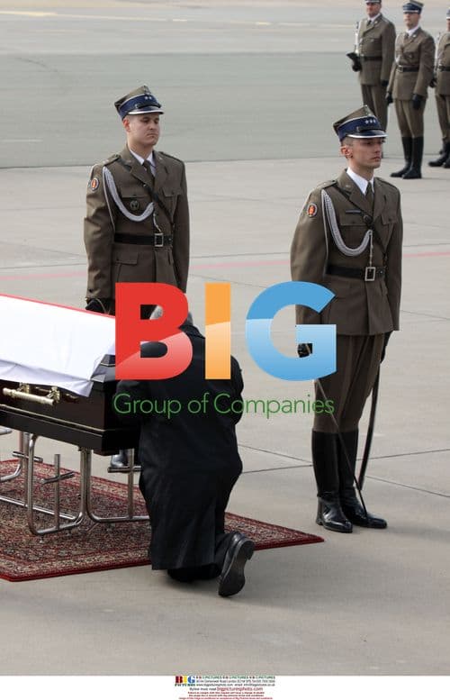 Soldiers carry coffin of Polish President Kaczynski