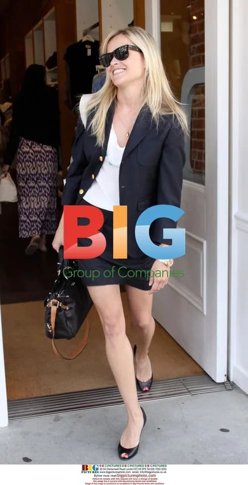 Reese Witherspoon Leaves Store in Beverly Hills