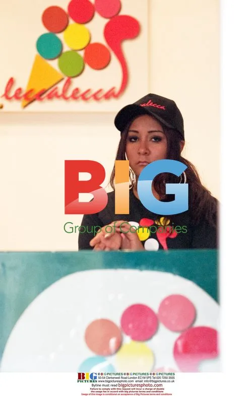 Snooki Working at Gelato Cafe