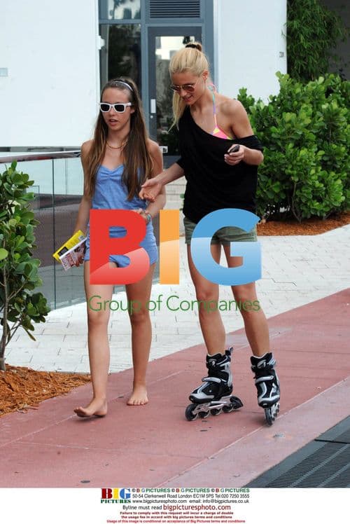 Michelle Hunziker & daughter rollerblading in Miami